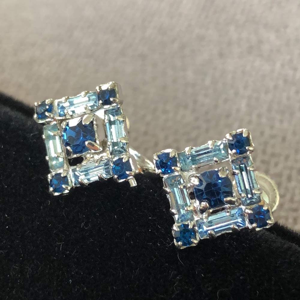 Weiss crystal vintage screw back earrings (E27)